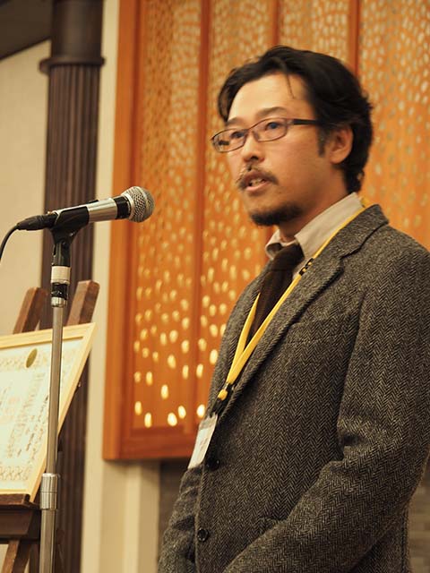河合工務店の理念を、壇上で語る稔代表。